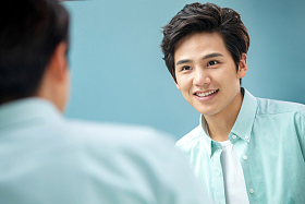 自信的年轻男人照镜子