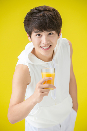 活力男青年拿着橙