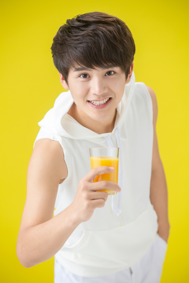 活力男青年拿着橙 活力男青年拿着橙
