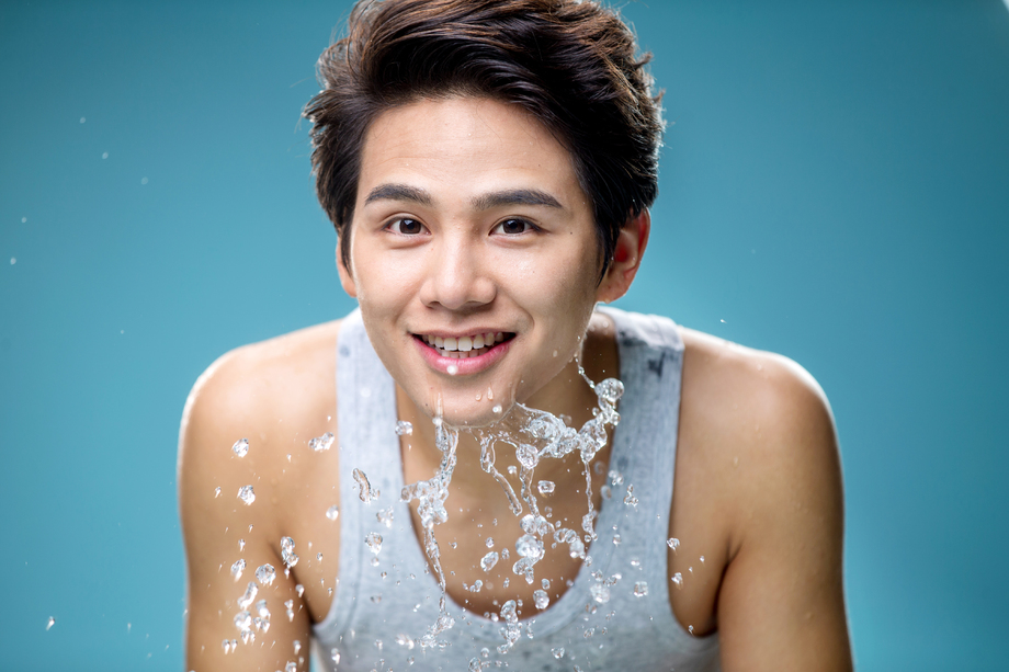 年轻男人洗脸图片 年轻男人洗脸图片
