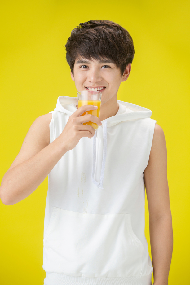 青年男人喝橙汁图片 青年男人喝橙汁图片