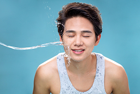 年轻男人洗脸图片