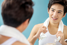 年轻男人拿着毛巾照镜子图片