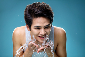 年轻男人洗脸