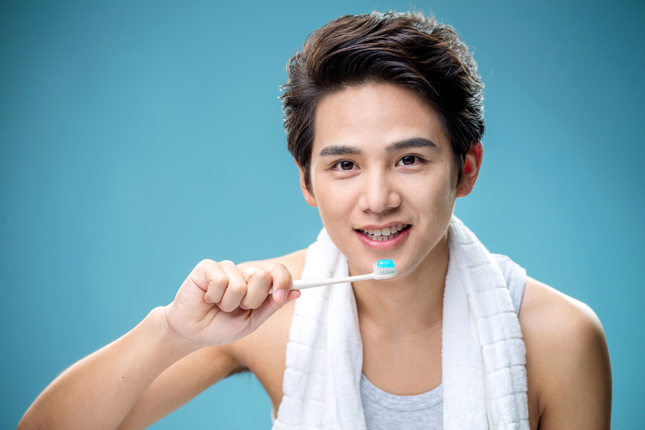 年轻男人在刷牙图片