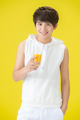 青年男人拿着橙汁图片