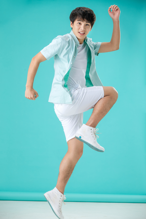 积极向上跳跃的年轻男人 积极向上跳跃的年轻男人