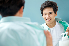 自信的年轻男人照镜子图片