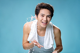 帅气的年轻男人洗脸照片