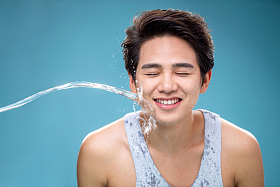 年轻的帅气男人洗脸