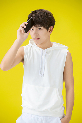 拿手机的年轻男人图片