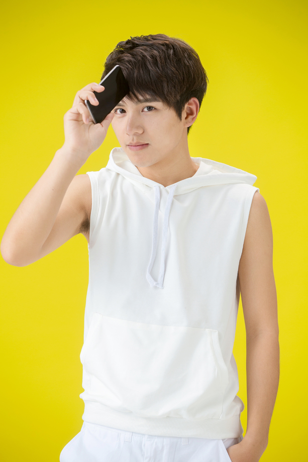 拿手机的年轻男人图片 拿手机的年轻男人图片