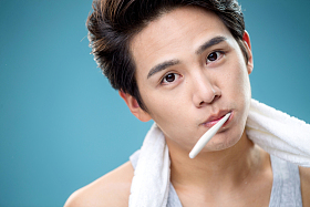 年轻男人在刷牙图片