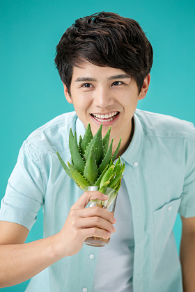 拿着芦荟的年轻男人