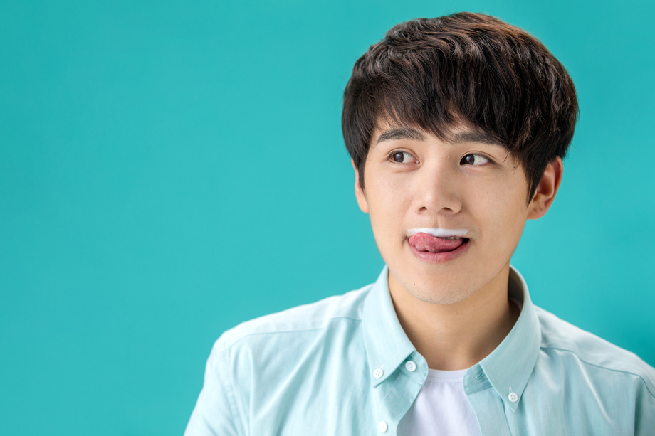 用舌头舔奶胡子的年轻男人 用舌头舔奶胡子的年轻男人