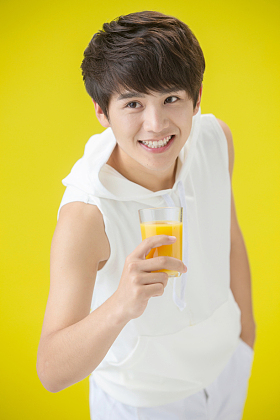 青年男人端着橙