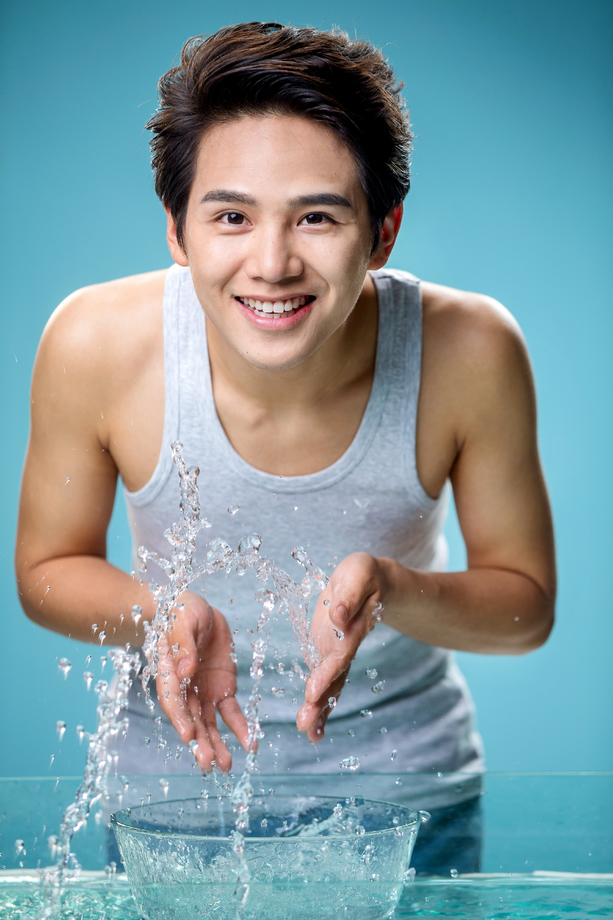 帅气的年轻男人洗脸图片