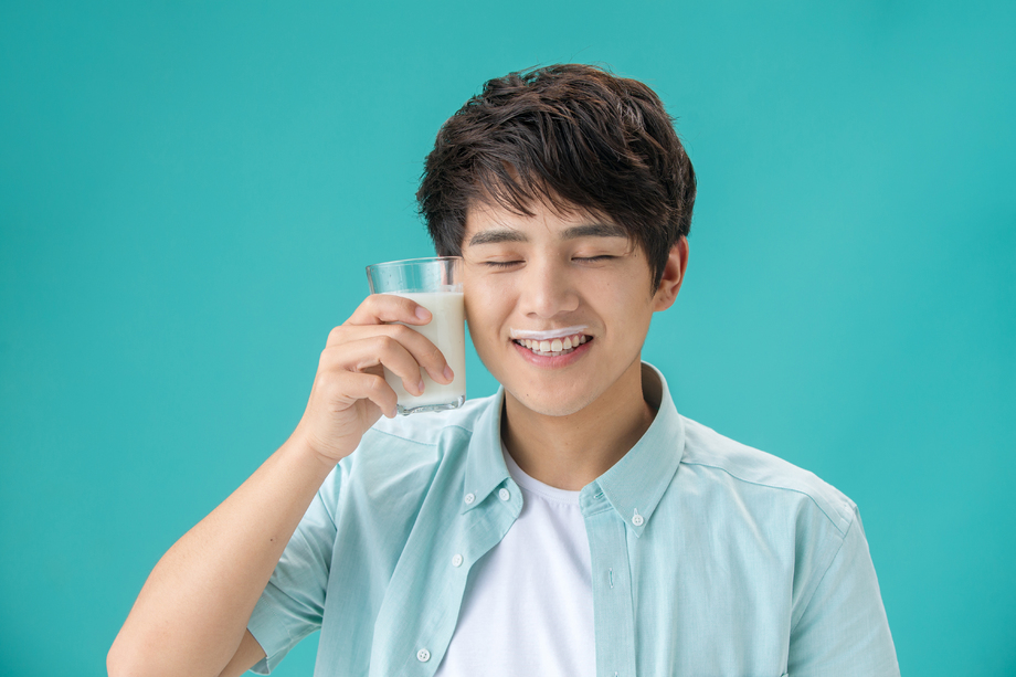 年轻男人喝牛奶