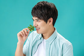 闻薄荷叶的年轻男人图片