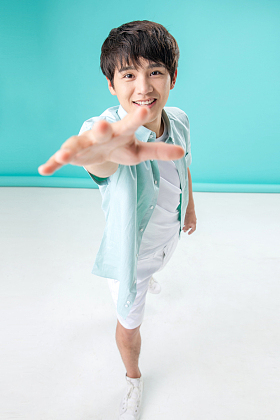 伸手抓的活力男青年