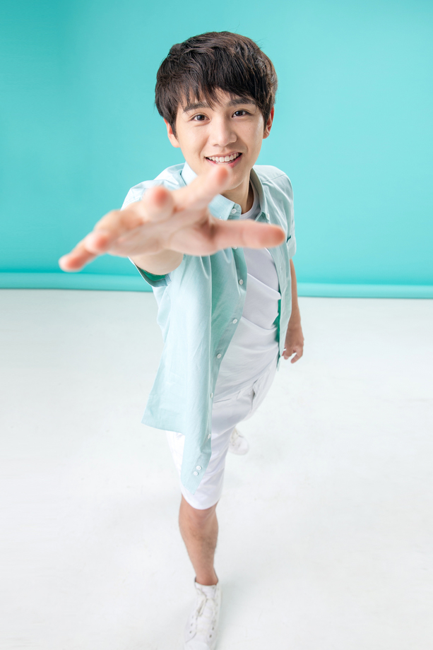 伸手抓的活力男青年 伸手抓的活力男青年