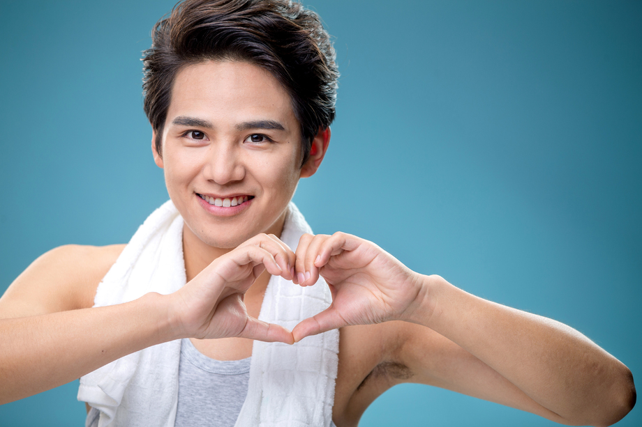 用手比心的年轻男人图片 用手比心的年轻男人图片