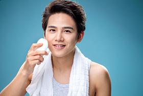 用面扑擦脸的年轻男人图片