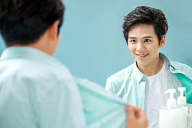 自信的年轻男人照镜子