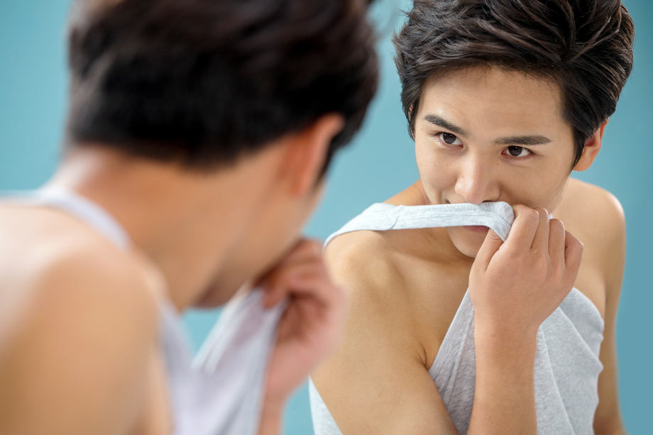 扯着背心偷偷笑的青年男人图片