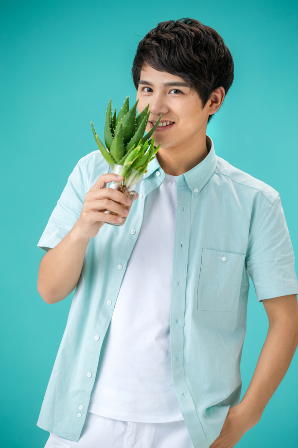 拿着芦荟的年轻男人图片