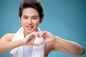 用手比心的年轻男人照片