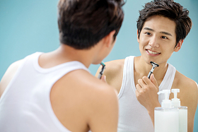 青年男人对着镜子刮胡子图片