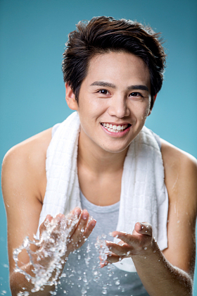 帅气的年轻男人洗脸图片