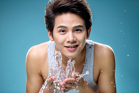 年轻的帅气男人洗脸