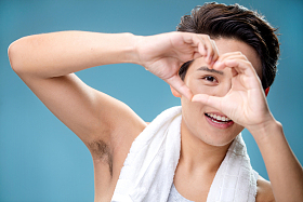 用手比心的年轻男人图片