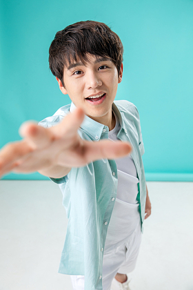 伸手抓的活力男青年图片