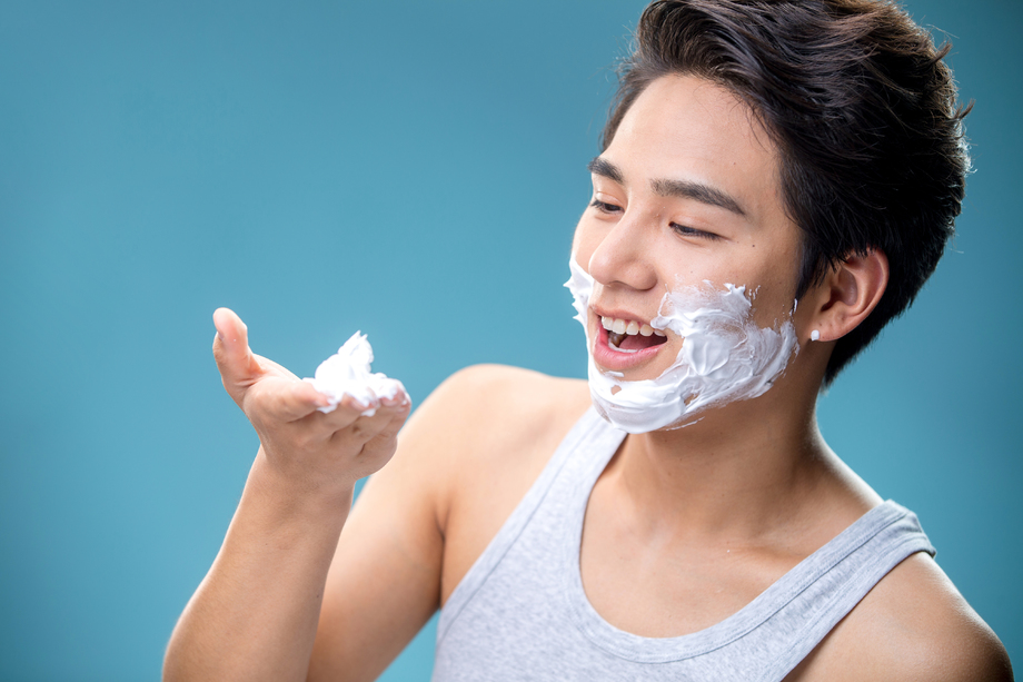 涂抹剃须膏的年轻男人图片