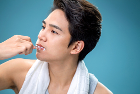 年轻男人在刷牙图片