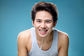 年轻的帅气男人洗脸