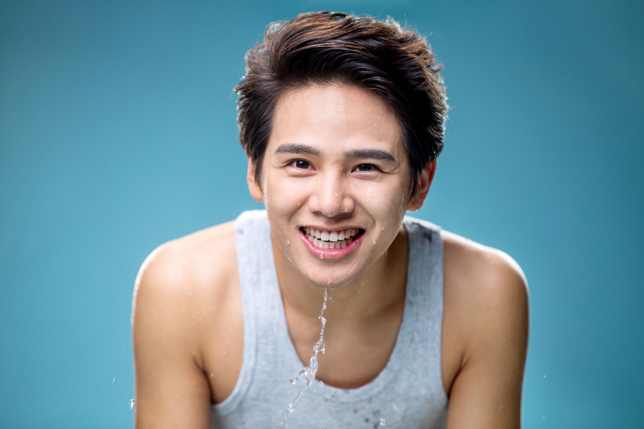 年轻的帅气男人洗脸 年轻的帅气男人洗脸