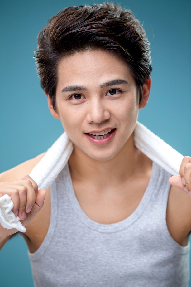 肩膀上搭着毛巾的年轻男人 肩膀上搭着毛巾的年轻男人