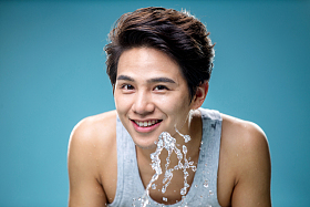 年轻的帅气男人洗脸图片