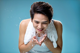 年轻的帅气男人洗脸