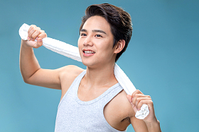 肩膀上搭着毛巾的年轻男人图片