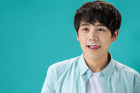 用舌头舔奶胡子的年轻男人照片