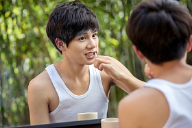 户外对着镜子刷牙的年轻男人图片