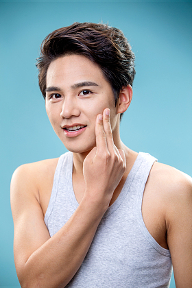 按摩脸部的年轻男人图片