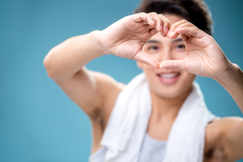 用手比心的年轻男人 用手比心的年轻男人