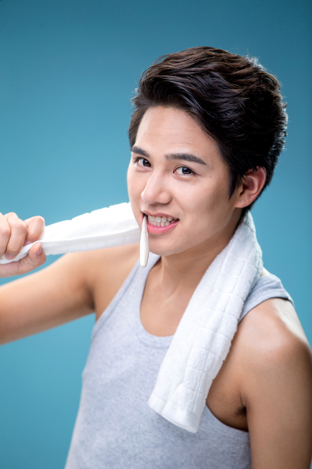 年轻男人在刷牙图片 年轻男人在刷牙图片