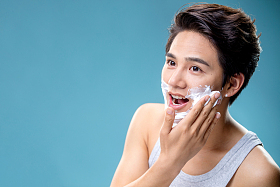 涂抹剃须膏的年轻男人图片